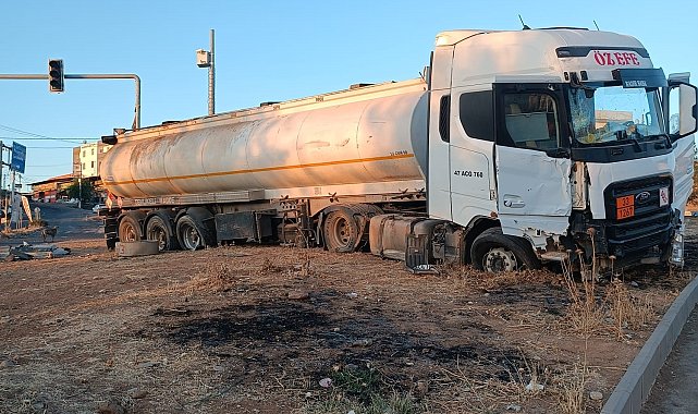 Diyarbakır'da sürücüsünün kontrolünden çıkan tır refüje çıktı