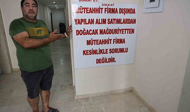 Dolandırıldığını öne süren müteahhit önce dairenin kapısını betonla kapattı, sonra 'afişli' tepki gösterdi