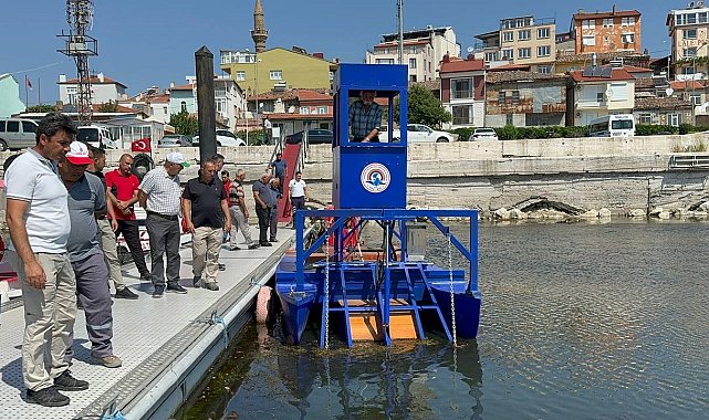 Eğirdir Gölü üzerindeki yosunlar ve otlar temizlenmeye başladı