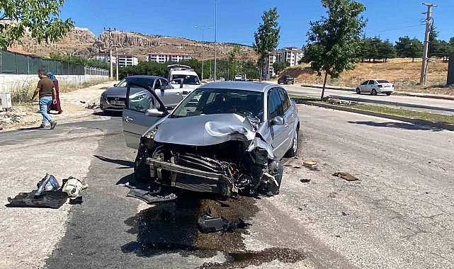 Elazığ'da otomobil aydınlatma direğine çarptı: 1 yaralı