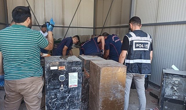 Enkazdan çıkartılan çelik kasalar açıldı