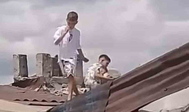 Esenler'de çocukların çatıda korkutan oyunu kamerada: Yürekler ağza geldi