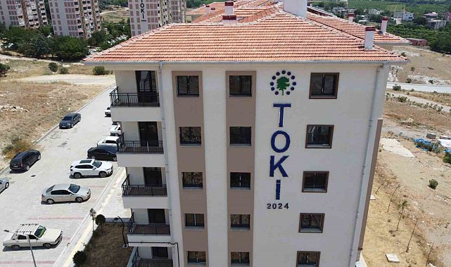 Evi yanan vatandaşlar yeni evine kavuştu
