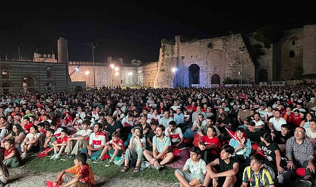 Fatih'te milli maç heyecanı dev ekrandan izlendi