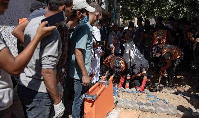 Gazze'de hastane bahçesine gömülen cenazeler mezarlığa nakledildi