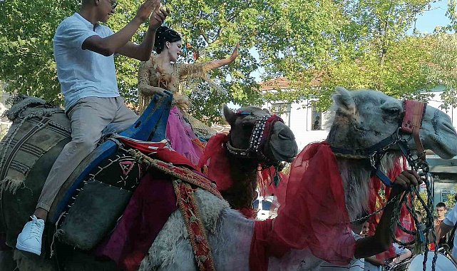 Gelin ve damat deve üzerinde Manyas turu yaptı