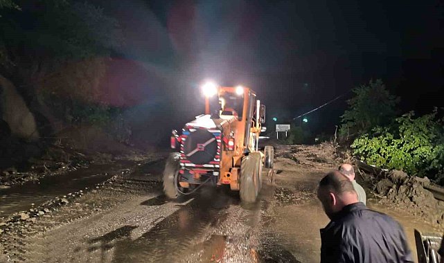 Giresun'da heyelan nedeniyle ulaşıma kapanan yolu açma çalışmaları başlatıldı