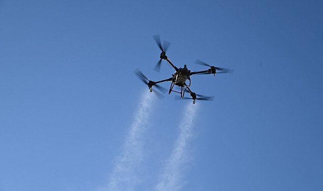 Gurbetçilerin üzerine drondan gül suyu serptiler