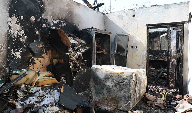 Hem evleri hem de geçimini sağladıkları hurdalar küle döndü