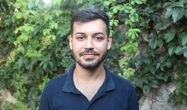 Herkes bakmaya bile korkarken, yılanlara fısıldıyor