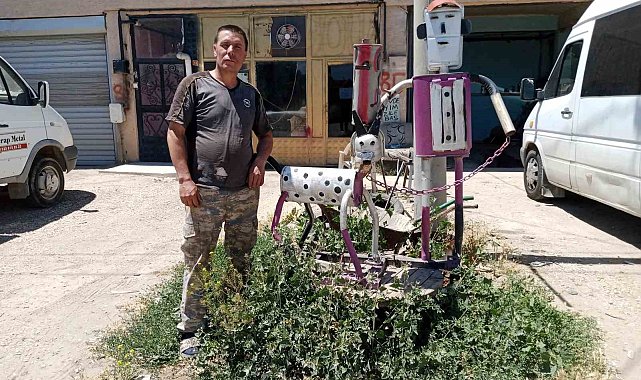 Hurda egzoz parçalarından insan ve köpek figürleri oluşturdu