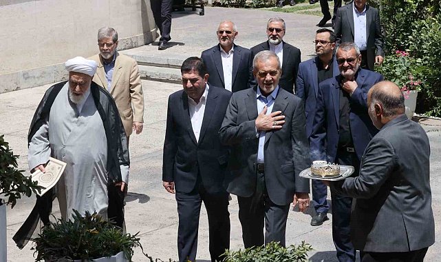 İran'ın yeni Cumhurbaşkanı Pezeşkiyan mazbatasını aldı