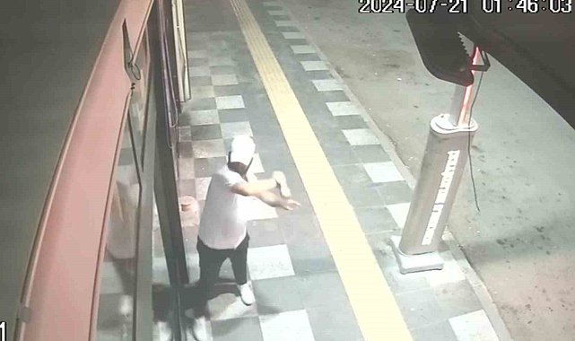 İş yerinin camlarını taşla kıran şahıs gözaltına alındı