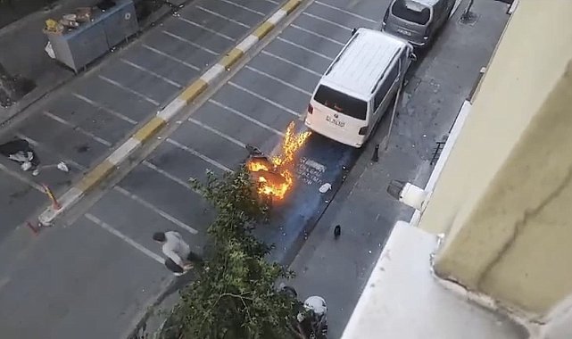 İstanbul'da alev alan motosiklete ilginç müdahale kamerada: Binadan kovayla su döktüler