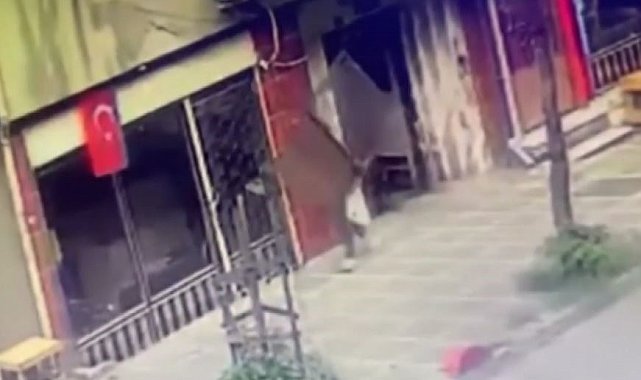 İstanbul'da ilginç hırsızlık kamerada: Apartmanın kapısını söküp çaldı