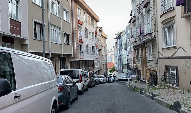 İstanbul'da "Üstüme toz geliyor" kavgası kamerada: Oğlu ve babası adama saldırdı