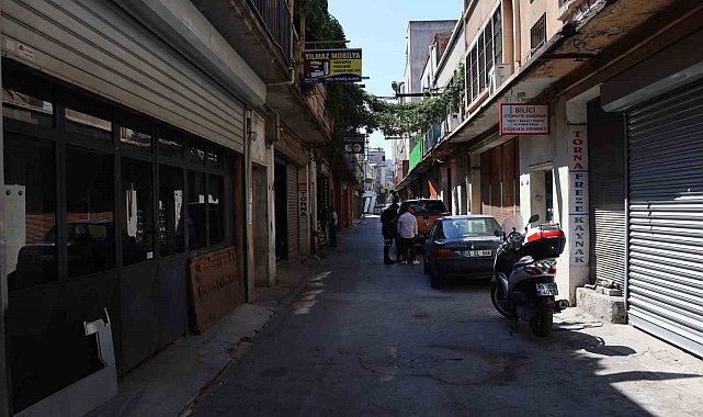 İzmir'de polisten kaçan şüpheliye vatandaştan çelme