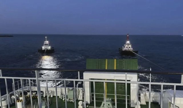 Japonya'da 140 kişiyi taşıyan feribot karaya oturdu