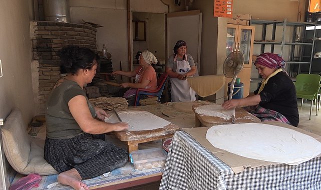 Kadınlar sıcak havaya aldırmadan ekmek üretiyor