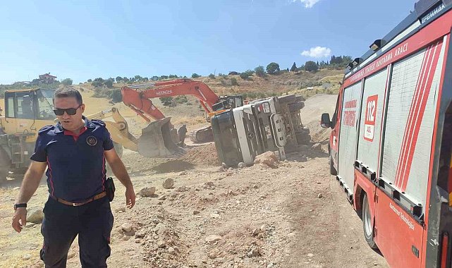 Kahramanmaraş'ta kum yüklü kamyon devrildi: 1 yaralı