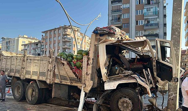 Karpuz yüklü kamyonun sürücüsü hayatını kaybetti