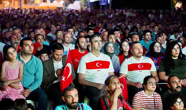 Kartal'da milli maç heyecanı dev ekranda yaşandı