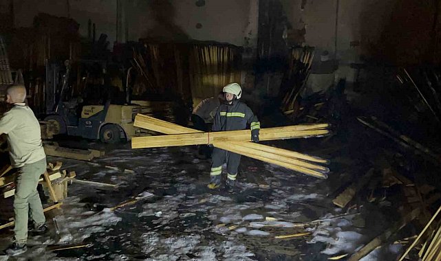 Kereste deposunda çıkan yangın maddi hasara neden oldu