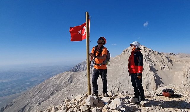 Kırşehir'de dağcılar, 3 bin 560 metrelik Eznevit Zirvesi'ne tırmandı