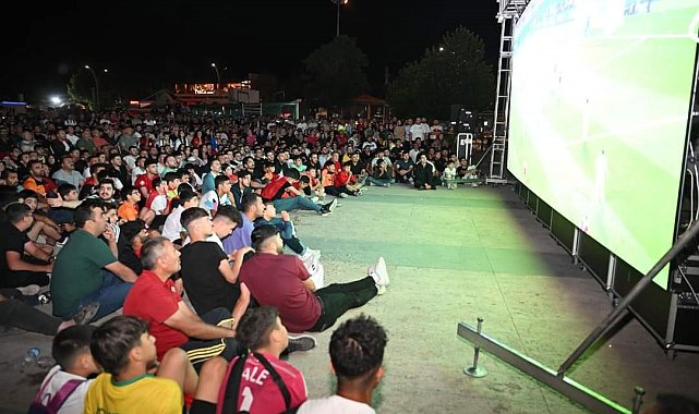 Kırşehir'de yüzlerce kişi dev ekrandan Avusturya-Türkiye maçını izledi
