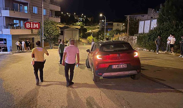 Kontrolden çıkan araç kaldırımda yürüyen yayanın ayağını ezdi