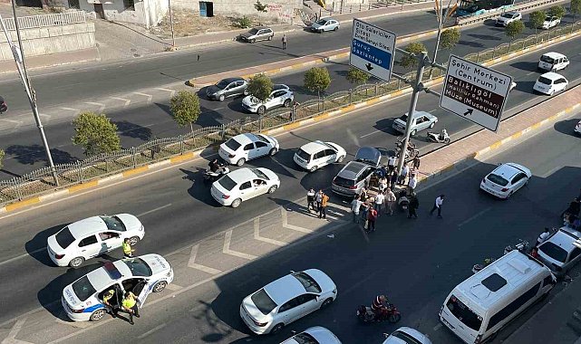 Kontrolden çıkan araç refüje çarptı: 6 yaralı