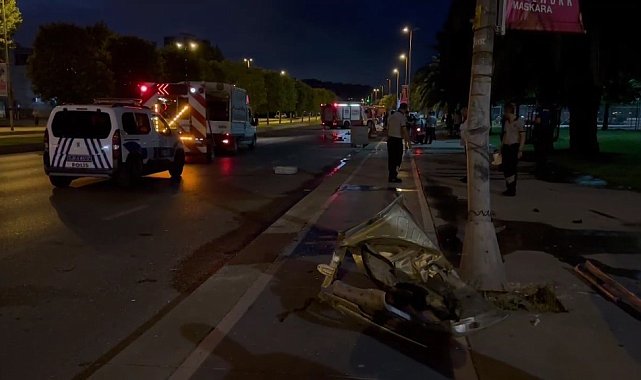 Kontrolden çıkan hafif ticari araç bariyere ve elektrik direğine çarptı: 3 yaralı