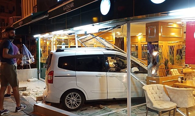 Kontrolden çıkan ticari araç tatlıcıya daldı