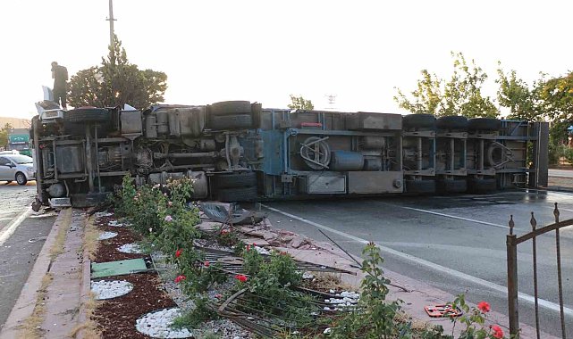 Kontrolden çıkan tır yol ortasına devrildi, 4 araç bir birine girdi