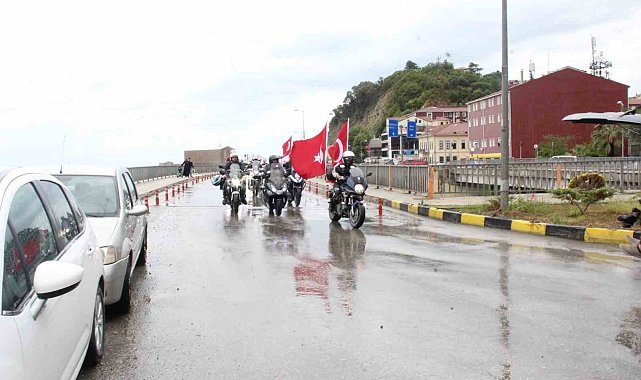 Kurtuluş Savaşı'nda cephanenin taşındığı İstiklal Yolu'nu motorla geçiyorlar