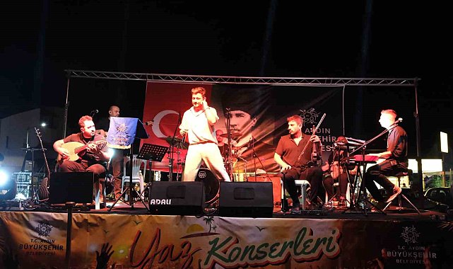 Kuşadalılar Aydın Büyükşehir Belediyesi'nin yaz konserleri ile doyasıya eğlendi