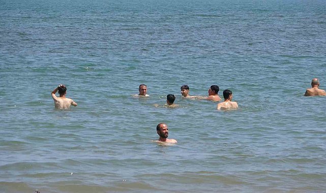 Mersin'de vatandaşlar serinlemek için deniz ve gölgelere akın ediyor