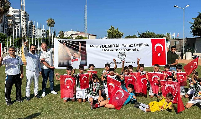 Mersinli minik futbolculardan, Merih Demiral'a destek