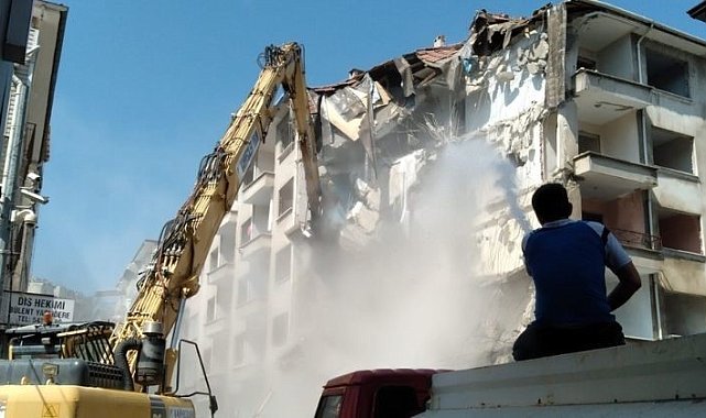 Mudanya'da yıkılan binalar nedeniyle trafik kontrollü sağlanıyor