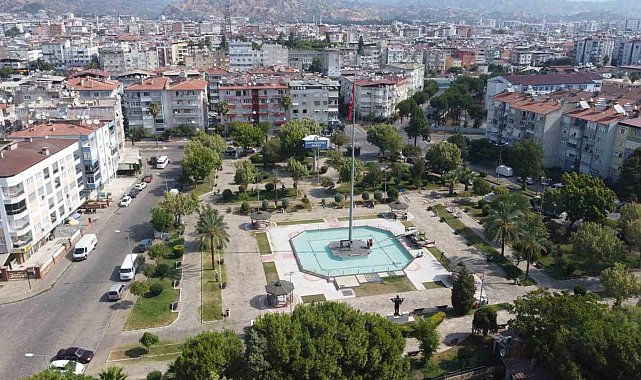 Nazilli Belediyesi, Cumhuriyet Parkı'nı temizledi