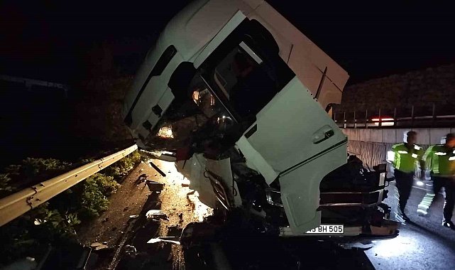 Önünde seyreden araca çarpan tırın sürücüsü yaralandı