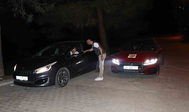 Orman gönüllüsü muhtar, gece vakti ormanda yangın nöbeti tutuyor