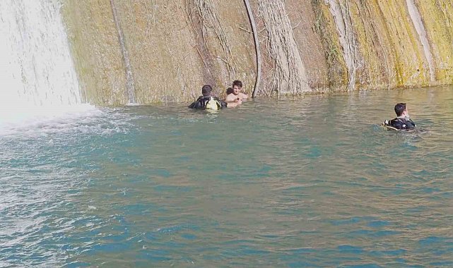 Osmaniye'de sulama bendinde mahsur kalan genci dalgıçlar kurtardı