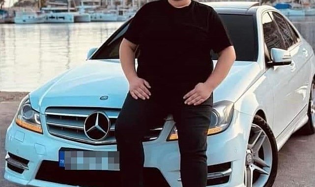 Otomobil refüjdeki direk ve ağaca çarptı: 2 ölü