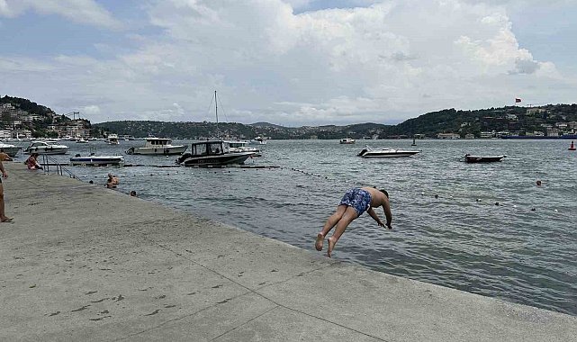 Özel plaja giremeyen vatandaşlar soluğu İstanbul Boğazı'nda aldı