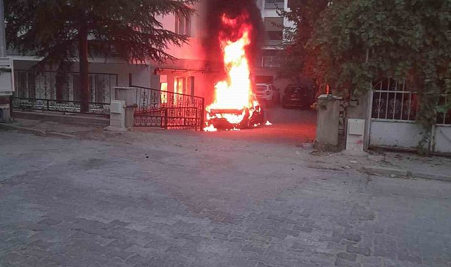 Park halindeki araç alev topuna döndü