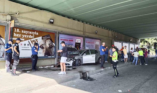 Pendik'te 4 aracın karıştığı kazada bir araç durağa daldı: 1 yaralı