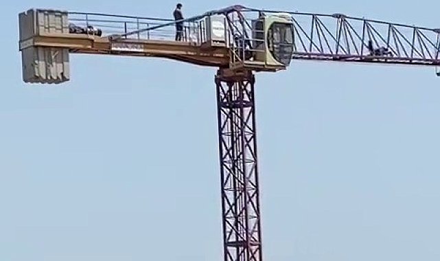 Pendik'te 60 metre yükseklikteki vincin üstünde namaz kıldı