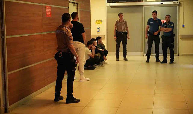 Polisin dur ihtarına uymayan araçta, Iraklı 4 kaçak göçmen ve 1 göçmen kaçakçısı yakalandı