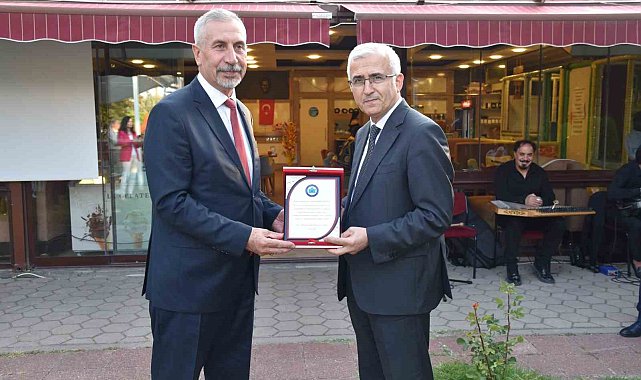 Rektör Çolak'tan, emekliye ayrılan İdari ve Mali İşler Daire Başkanı Necmettin Başkut'a plaket
